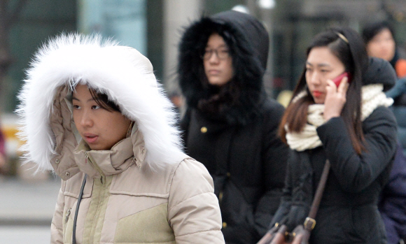 소한인 6일 서울 광화문에서 시민들이 두꺼운 옷차림으로 출근하고 있다.  손형준 기자 boltagoo@seoul.co.kr
