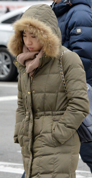 소한인 6일 서울 광화문에서 시민들이 두꺼운 옷차림으로 출근하고 있다. 손형준 기자 boltagoo@seoul.co.kr