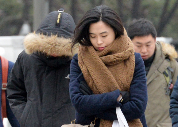 소한인 6일 서울 광화문에서 시민들이 두꺼운 옷차림으로 출근하고 있다. 손형준 기자 boltagoo@seoul.co.kr