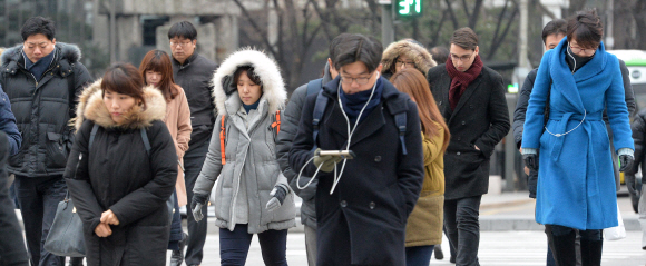 소한인 6일 서울 광화문에서 시민들이 두꺼운 옷차림으로 출근하고 있다.  손형준 기자 boltagoo@seoul.co.kr