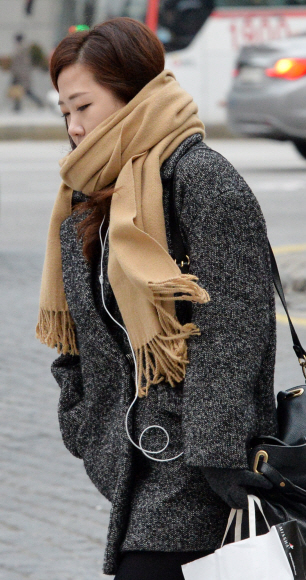 소한인 6일 서울 광화문에서 시민들이 두꺼운 옷차림으로 출근하고 있다.  손형준 기자 boltagoo@seoul.co.kr