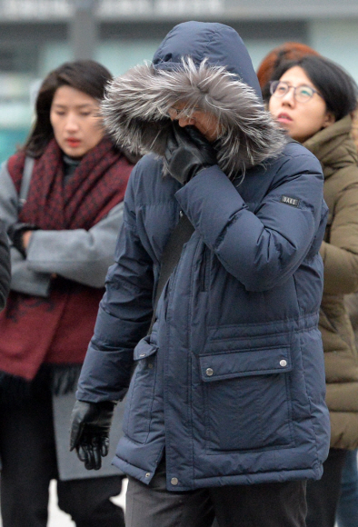 소한인 6일 서울 광화문에서 시민들이 두꺼운 옷차림으로 출근하고 있다.  손형준 기자 boltagoo@seoul.co.kr