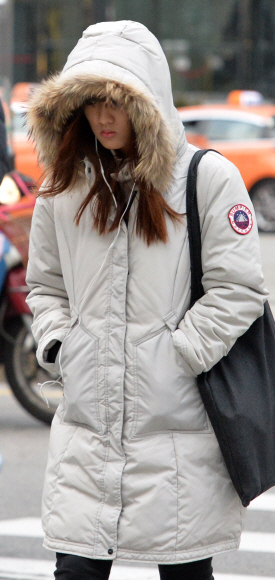 소한인 6일 서울 광화문에서 시민들이 두꺼운 옷차림으로 출근하고 있다. 손형준 기자 boltagoo@seoul.co.kr