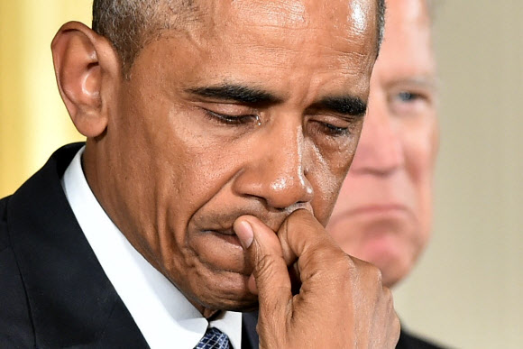버락 오바마 미국 대통령이 5일(현지시간) 백악관 이스트룸에서 총기규제 행정명령을 발표하던 중 눈물을 흘리며 비통한 표정을 짓고 있다. ⓒ AFPBBNews=News1