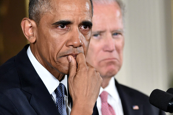 버락 오바마 미국 대통령이 5일(현지시간) 백악관 이스트룸에서 총기규제 행정명령을 발표하던 중 눈물을 흘리며 비통한 표정을 짓고 있다. ⓒ AFPBBNews=News1