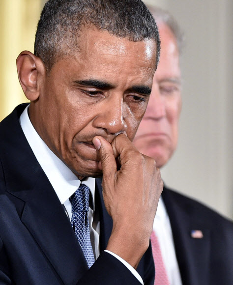 버락 오바마 미국 대통령이 5일(현지시간) 백악관 이스트룸에서 총기규제 행정명령을 발표하던 중 눈물을 흘리며 비통한 표정을 짓고 있다. ⓒ AFPBBNews=News1