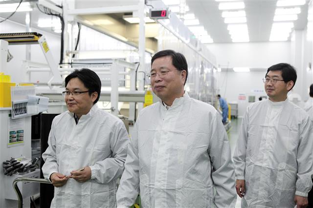 박진수(가운데) LG화학 부회장이 6일 충북 청주공장을 방문해 수처리 필터 생산 현장을 점검하고 있다. LG화학 제공