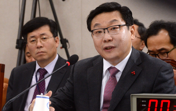 주형환 산업통상자원부 장관 후보자가 6일 국회에서 열린 인사청문회에서 의원들의 질문에 답변하고 있다. 이종원 선임기자 jongwon@seoul.co.kr
