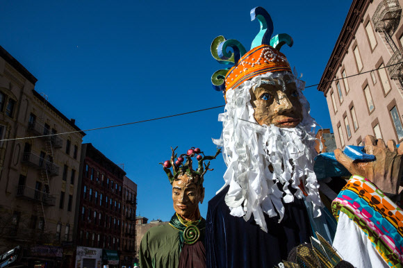 6일(현지시간) 미국 뉴욕 맨해튼 스페니쉬 할렘 지역에서 열린 ‘동방박사의 날(Three Kings Day)’ 퍼레이드 참가자들이 거리 행진을 하고 있다.  ⓒ AFPBBNews=News1