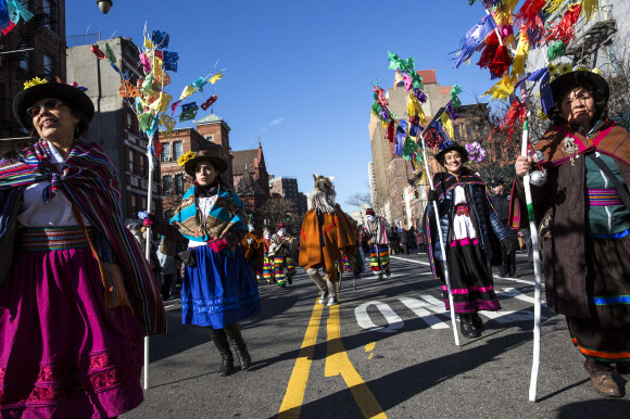 6일(현지시간) 미국 뉴욕 맨해튼 스페니쉬 할렘 지역에서 열린 ‘동방박사의 날(Three Kings Day)’ 퍼레이드 참가자들이 거리 행진을 하고 있다.  ⓒ AFPBBNews=News1