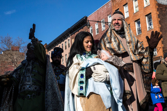 6일(현지시간) 미국 뉴욕 맨해튼 스페니쉬 할렘 지역에서 열린 ‘동방박사의 날(Three Kings Day)’ 퍼레이드 참가자들이 거리 행진을 하고 있다. ⓒ AFPBBNews=News1