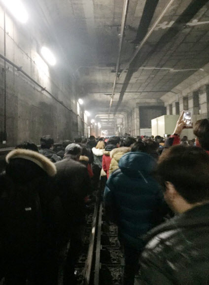 열차 터널서 고장.. 대피하는 시민들