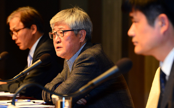 7일 서울 중구 프레스센터에서 ‘네이버-카카오 뉴스제휴평가 규정발표’ 기자간담회가 열리고 있다. 왼쪽부터 배정근 소위원장, 허남진 위원장, 김병희 소위원장. 박윤슬 기자 seul@seoul.co.kr