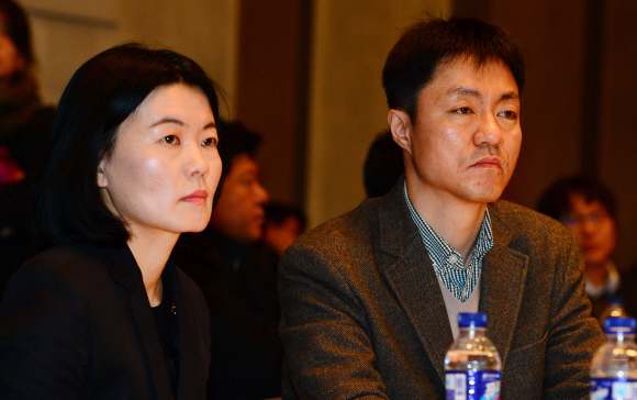 7일 서울 중구 프레스센터에서 열린 ‘네이버-카카오 뉴스제휴평가 규정발표’ 기자간담회에서 다음카카오 임선영 이사(왼쪽)와 네이버 유봉석 이사가 발표를 듣고 있다. 박윤슬 기자 seul@seoul.co.kr