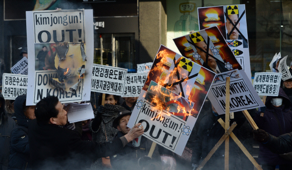 7일 서울 광화문 KT 앞에서 보수단체 회원들이 북한의 핵실험을 규탄하는 집회를 열고 김정은 사진이 붙어 있는 피켓을 불태우고 있다.  손형준 기자 boltagoo@seoul.co.kr