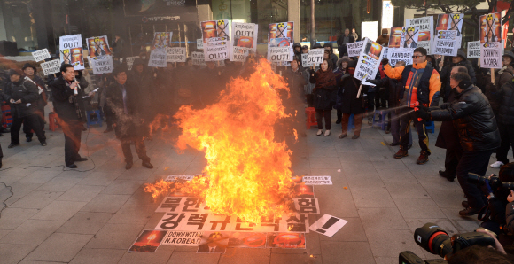 7일 서울 광화문 KT 앞에서 보수단체 회원들이 북한의 핵실험을 규탄하는 집회를 열고 김정은 허수아비 인형과 피켓 등을 불태우고 있다. 손형준 기자 boltagoo@seoul.co.kr