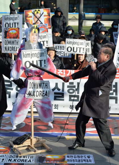 7일 서울 광화문 KT 앞에서 보수단체 회원들이 북한의 핵실험을 규탄하는 집회를 열고 김정은 허수아비 인형을 몽둥이로 때리고 있다. 손형준 기자 boltagoo@seoul.co.kr