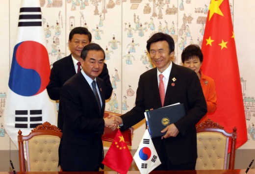 왕이(왼쪽) 중국 외교부장과 윤병세 외교부 장관. 뒷줄에는 시진핑 주석과 박근혜 대통령 