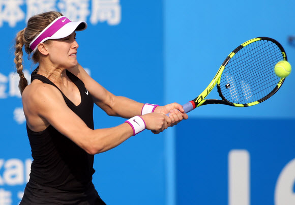 캐나다의 테니스 선수 유지니 보차드가 7일(현지시간) 중국 선전에서 열린 WTA 투어 선전오픈 개인 준준결승전에서 경기를 펼치고 있다. ⓒ AFPBBNews=News1
