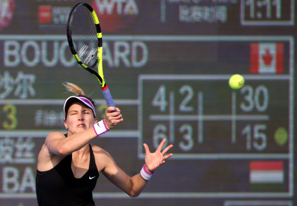 캐나다의 테니스 선수 유지니 보차드가 7일(현지시간) 중국 선전에서 열린 WTA 투어 선전오픈 개인 준준결승전에서 경기를 펼치고 있다. ⓒ AFPBBNews=News1