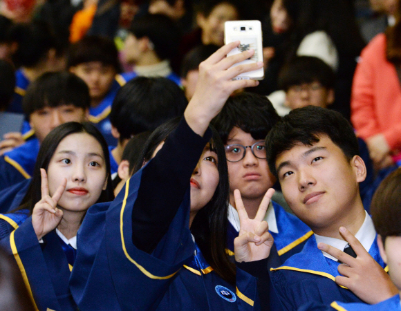 8일 서울 강서구 공항중학교에서 열린 ’제59회 졸업식’에서  학생들이 핸드폰으로 사진을 찍고 있다.  김명국 전문기자 daunso@seoul.co.kr