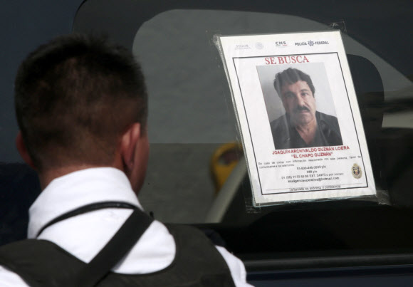 멕시코 아파풀코의 한 연방 경찰 순찰차에 탈옥후 도피 중인 ‘마약왕’ 호아킨 구스만의 사진이 붙어 있다. ⓒ AFPBBNews=News1