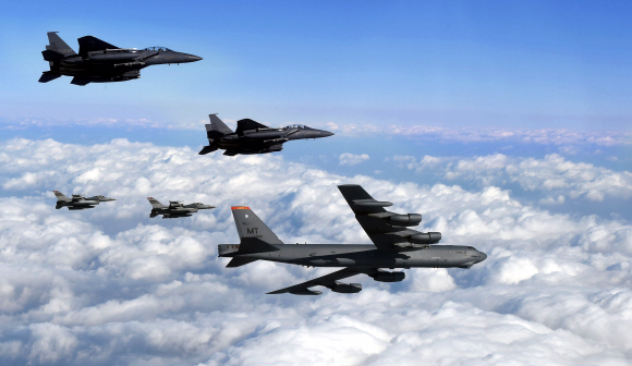 한미 항공전력, 확장억제 임무 수행    1월 10일(일), 미국의 핵심 전략자산인 B-52 폭격기가 한반도 상공에 전개해 대한민국 공군 F-15K 및 주한 미국 공군 F-16 전투기와 함께 비행하며     북한 도발에 대응한 확장억제 임무를 수행했다.   2016.1.10 공군제공