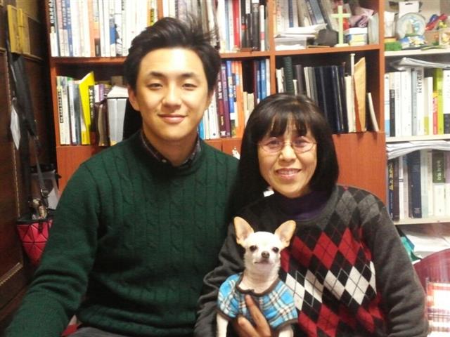 박진숙(오른쪽)씨가 지난 6일 서울 동작구 집에서 아들 원종건씨와 포즈를 취하고 있다.