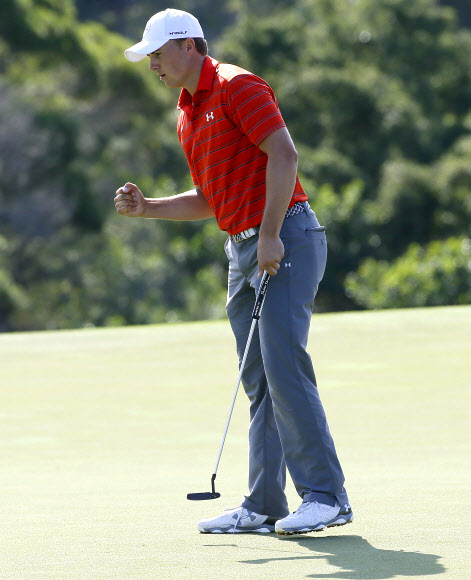 조던 스피스가 10일 미국 하와이주 마우이의 카팔루아 플랜테이션 코스에서 열린 미국프로골프(PGA) 투어 현대 토너먼트 오브 챔피언스 3라운드 18번홀에서 이글 퍼팅을 성공한 뒤 주먹을 불끈 쥐고 있다. 마우이 AP 연합뉴스