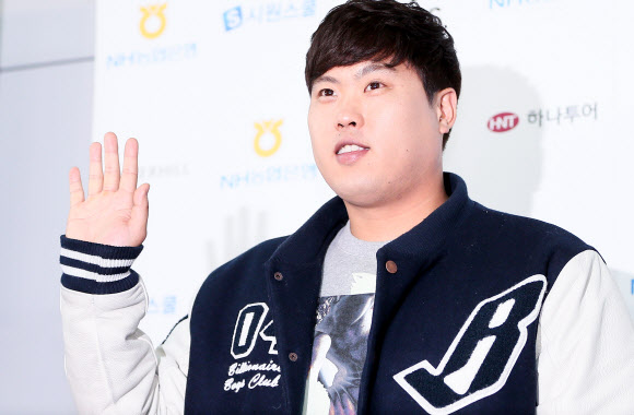 LA다저스의 류현진이 11일 오후 영종도 인천국제공항에서 미국으로 출국하기 앞서 열린 인터뷰에서 취재진과 팬들을 향해 인사하고 있다.  연합뉴스