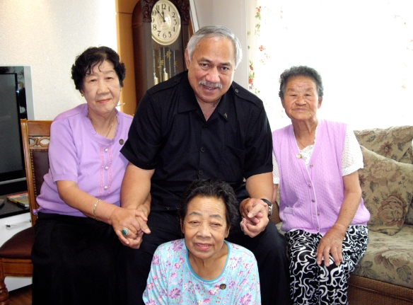 에니 팔레오마베가(가운데) 전 미 하원 외교위 아태소위원장이 2009년 경기도 광주시 나눔의 집을 방문, 위안부 할머니들과 함께 시간을 보낸 뒤 기념사진을 찍고 있다.