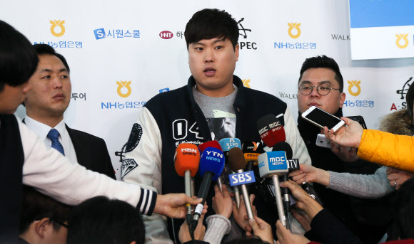 LA다저스의 류현진이 11일 오후 영종도 인천국제공항에서 미국으로 출국하기 앞서 열린 인터뷰에서 취재진 질문에 답하고 있다. 연합뉴스