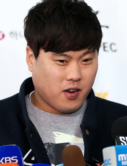 LA다저스의 류현진이 11일 오후 영종도 인천국제공항에서 미국으로 출국하기 앞서 열린 인터뷰에서 취재진 질문에 답하고 있다. 연합뉴스