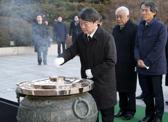 신당 ‘국민의당’(가칭) 안철수 의원이 11일 오전 동작구 국립서울현충원 현충탑을 참배, 분향을 하고 있다. 연합뉴스