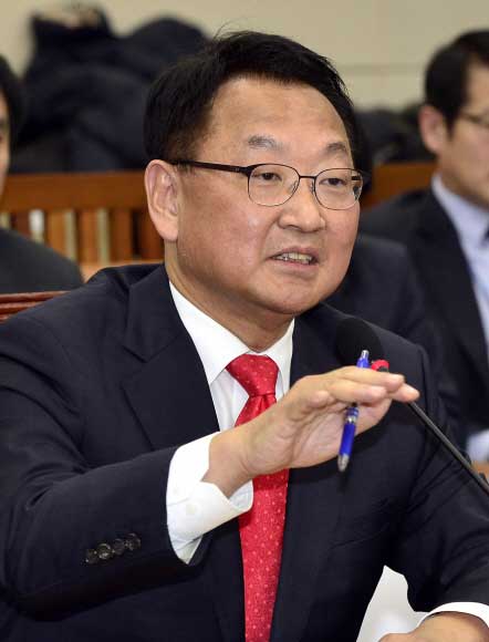 유일호 경제부총리 겸 기획재정부 장관 후보자가 11일 국회에서 열린 인사청문회에서 의원들의 질의에 답하고 있다. 이종원 선임기자 jongwon@seoul.co.kr