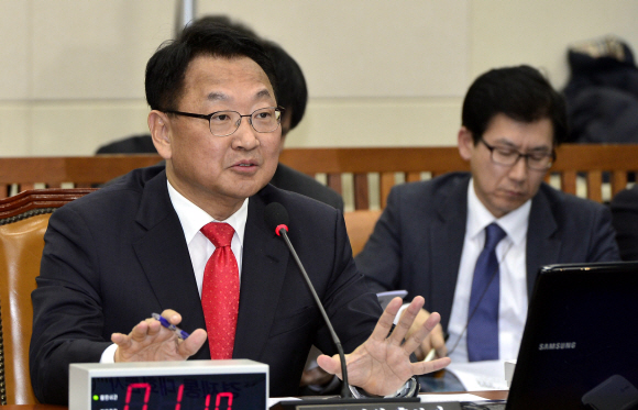 유일호 경제부총리 겸 기획재정부 장관 후보자가 11일 국회에서 열린 인사청문회에서 의원들의 질의에 답하고 있다. 이종원 선임기자 jongwon@seoul.co.kr