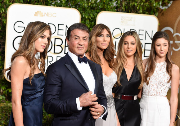 헐리우드 스타 실베스터 스탤론이 제73회 ‘골든 글로브 시상식(Golden Globe Awards)’에 그의 아내, 세 딸과 함께 참석했다. 사진=AFPBBNews=News1