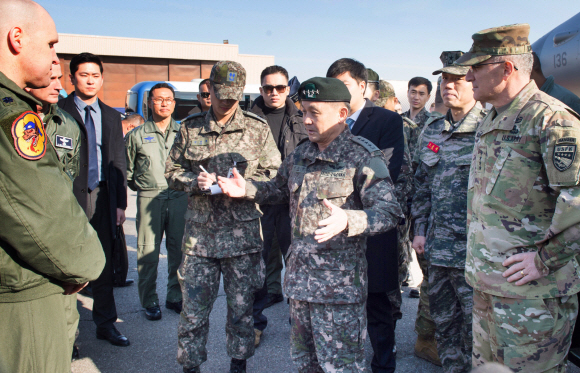 이순진(가운데) 합참의장이 11일 공군작전사령부 항공우주작전본부(KAOC)에서 미7공군 장병들에게 두 손으로 제스처를 해가며 굳건한 한·미동맹을 강조하고 있다. 맨 오른쪽은 커티스 스캐퍼로티 한미연합사령관.  합참 제공