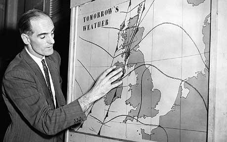 세계 첫 기상캐스터인 조지 카울링이 영국 지도에 기압도를 그리며 날씨를 설명하고 있다.  영국 BBC 제공 