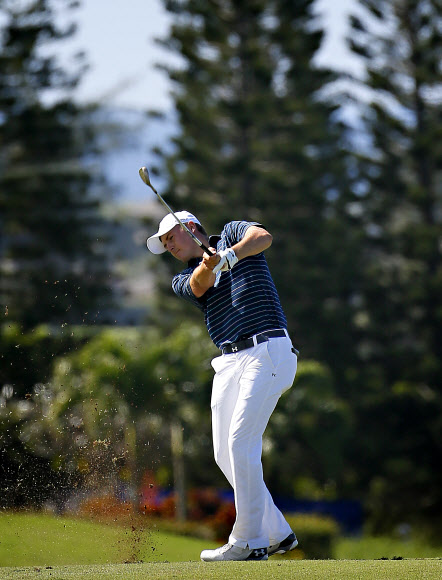 남자 골프 세계랭킹 1위 조던 스피스가 11일 미국 하와이주 카팔루아 플랜테이션 코스에서 열린 2015~16 미국프로골프(PGA) 투어 현대 토너먼트 오브 챔피언스 대회 4라운드 3번홀 페어웨이에서 어프로치샷을 하고 있다.  하와이 AP 연합뉴스