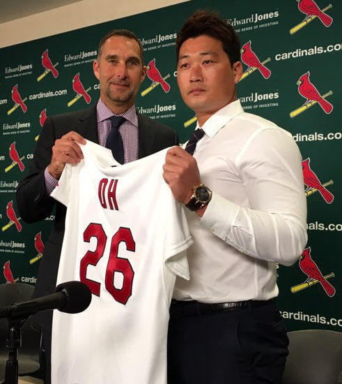 ‘끝판대장’ 오승환(34)이 11일(현지시간) 미국프로야구 세인트루이스 카디널스와 1+1년에 전격 계약하고 입단했다. 기자회견에서 유니폼을 함께 들고 있는 카디널스 존 모젤리악 단장과 오승환. 가장 좌측은 마이크 매시니 감독.  스포츠인텔리전스그룹 제공