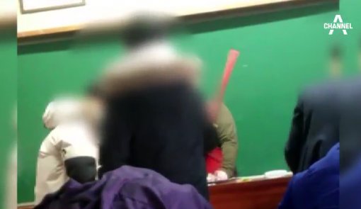 지난해 12월 고교생이 수업시간 빗자루로 교사를 폭행한 사건. 출처=채널A 캡처.