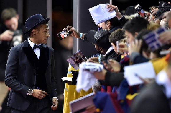 네이마르 다 실바가 11일(현지시간) 스위스 취리히 콩그레스하우스에서 열린 2015 FIFA 발롱도르 시상식 레드 카펫 행사에 참석했다. ⓒ AFPBBNews=News1