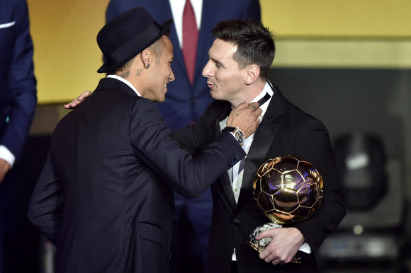 11일(현지시간) 스위스 취리히 콩그레스하우스에서 열린 2015 FIFA 발롱도르 시상식에서 리오넬 메시가 수상한 뒤 네이마르의 축하를 받고 있다. ⓒ AFPBBNews=News1