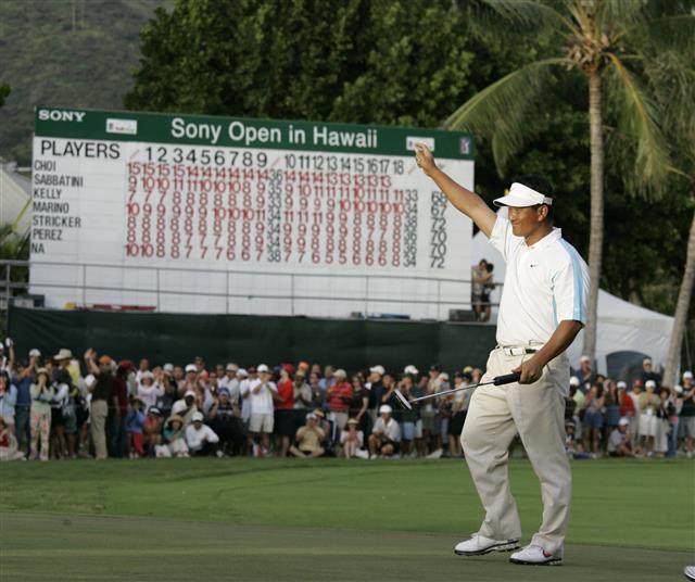 최경주가 2008년 1월 13일 하와이 호놀룰루의 와이알레이 골프장에서 열린 미국프로골프(PGA) 투어 소니오픈에서 ‘와이어투와이어’ 우승을 확정한 뒤 한 손을 번쩍 들어 올리며 갤러리의 환호에 답하고 있다. AP 연합뉴스
