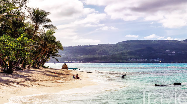 마나가하섬에는 투명한 바다와 바다를 둘러싸고 있는 반짝이는 고운 모래사장이 있다