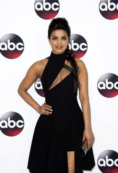 여배우 프리앙카 초프라가 9일(현지시간) 캘리포니아 패서디나에서 열린 디즈니 ABC 텔레비전 TCA 윈터 프레스 투어에 참석해 포즈를 취하고 있다. ⓒ AFPBBNews=News1