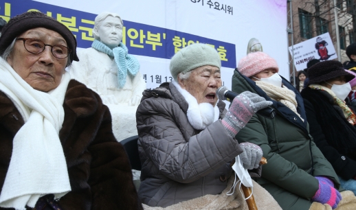 13일 오후 서울 종로구 구 주한일본대사관 앞에서 열린 제1213차 일본군 위안부 피해자를 위한 정기 수요집회에서 김복동 할머니, 이옥선 할머니, 이용수 할머니, 강일출 할머니가 발언하고 있다. 할머니들은 이날 한일 위안부 합의가 무효임을 선언하고 일본이 출연하기로 한 10억엔을 받지 않겠다고 밝혔다.<br>2016. 01. 13 정연호 기자 tpgod@seoul.co.kr