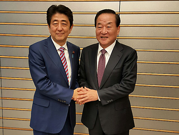 13일 일본을 방문한 새누리당 서청원(오른쪽) 최고위원이 일본 도쿄에 있는 총리 관저에서 아베 신조 총리를 만나 인사를 나누고 있다. 서청원 새누리당 최고위원실 제공