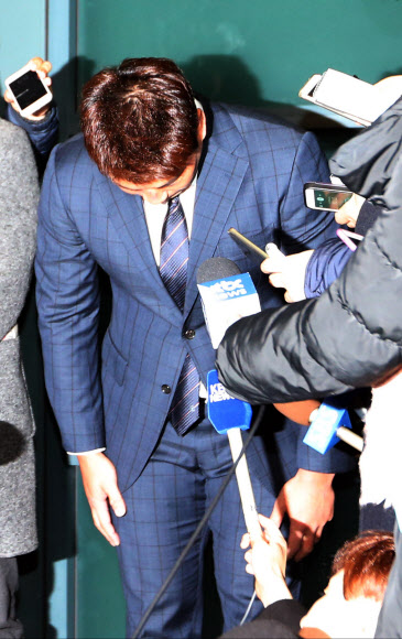 오승환이 13일 인천국제공항에서 “팬들에게 실망을 드려 죄송하다”고 말하며 고개를 숙이고 있다. 연합뉴스